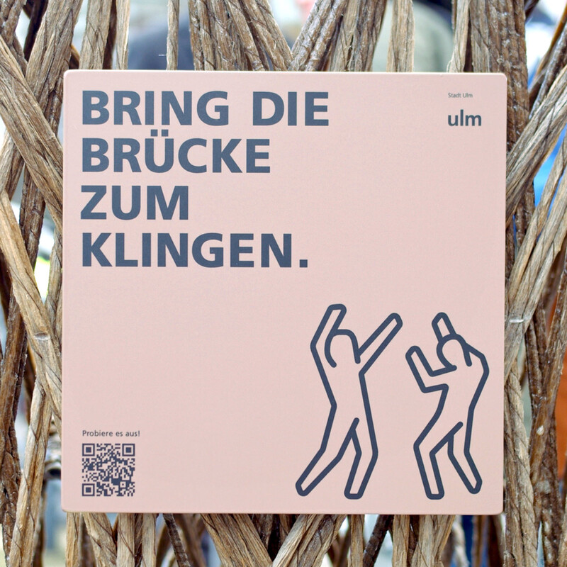 Plakette an der Brücke mit OR-Code zur App