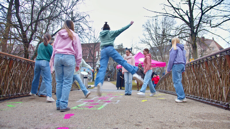 Tanzen auf der Smart Circular Bridge in Ulm