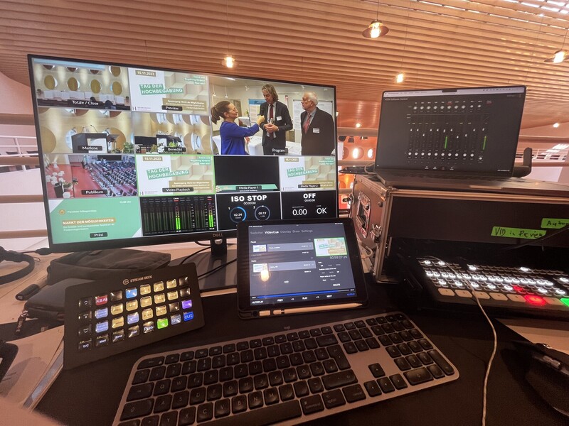 Regiearbeitsplatz mit Monitoren und Steuerungssystemen – zeigt technische Präzision und Live-Produktionskompetenz von Proesler Kommunikation.